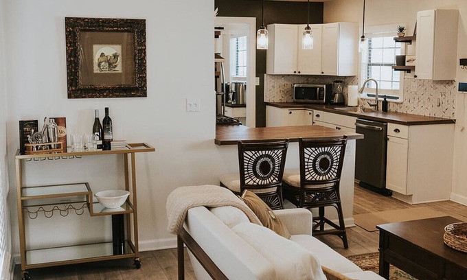 East Memphis Casa | Charming 2-bedroom house located in the heart of Midtown