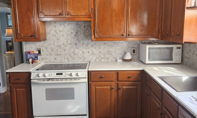Windsor Casa | Charming 2-bedroom house with WiFi, AC in delightful Windsor.