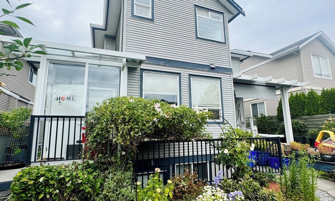 Southwest Gordon Estate Casa | Charming 2-bedroom house in cool Langley with Free Parking