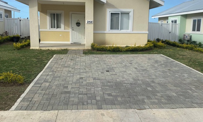 Lucea Casa | Charming 2-bedroom house with WiFi, fitness room in Lucea