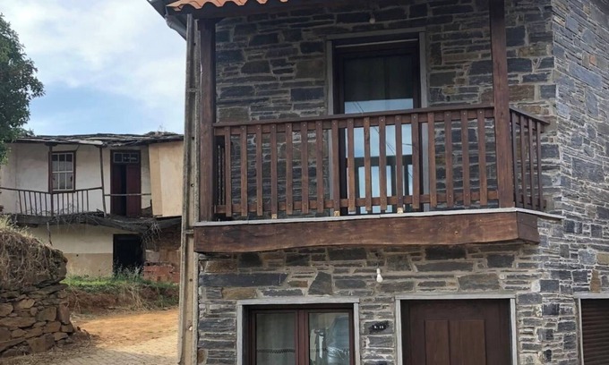 Braganca Casa | Charming 2-bedroom house with AC and WiFi in lovely Rabal
