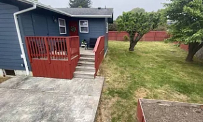 Humboldt Hill Casa | Charming 2-bedroom house in beautiful Eureka with private fenced in yard