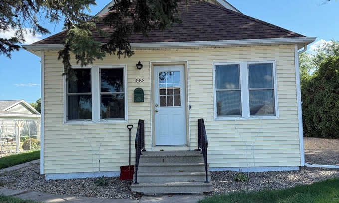 Harvey Casa | Charming 2-bedroom house in picturesque Harvey with AC