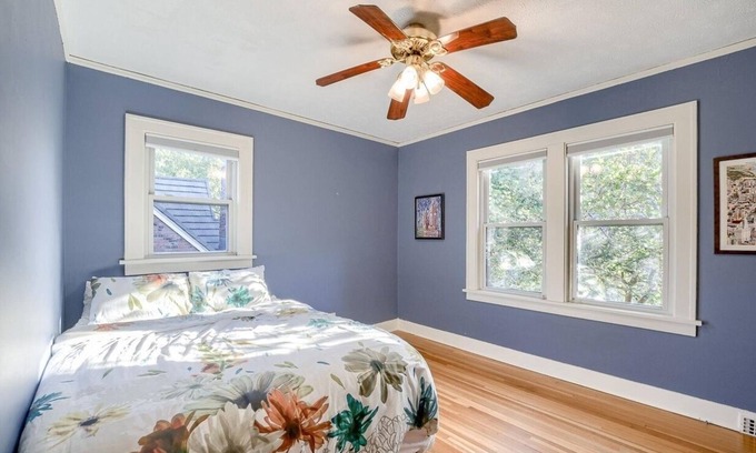 Benson Casa | ~Charming 2-bedroom house in Omaha's Dundee Historic District~