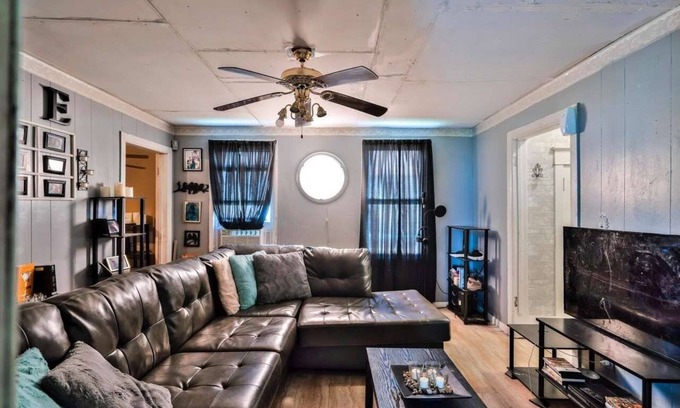 Peoria Casa | Charming 2-bedroom house in amazing Peoria with AC