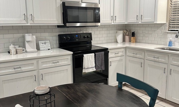 Petal Casa | Charming 2-bedroom house in Petal with WiFi and AC