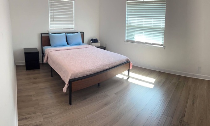 North Forest Hills Casa | Charming 2-bedroom house Centrally located in Tampa.