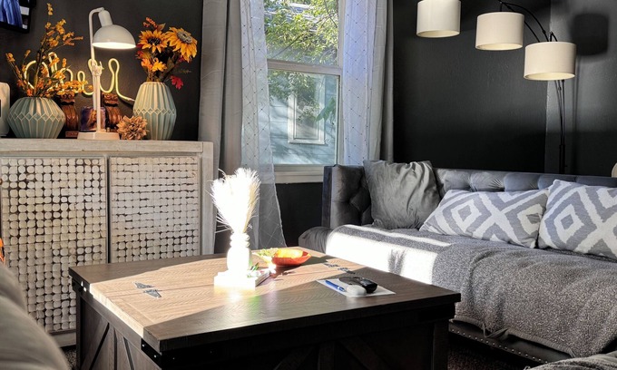 Tulsa Casa | Charming 2-bedroom house with AC, WiFi in awesome Tulsa! 5 minutes from the BOK!