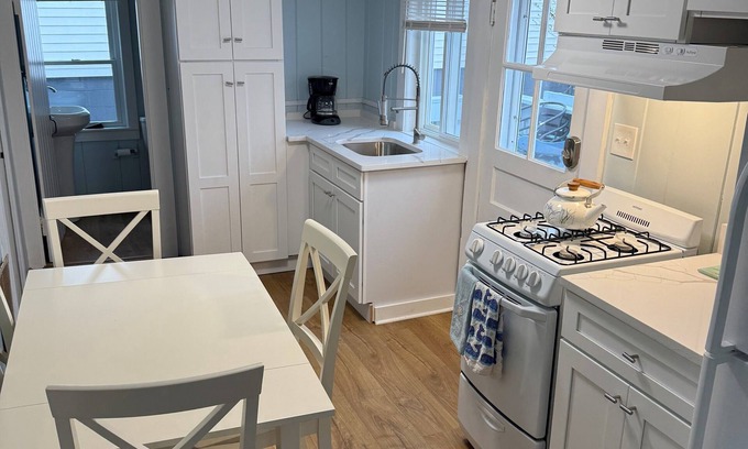 Hampton Casa | Charming 2-bedroom house with AC, WiFi in lovely UNIT B