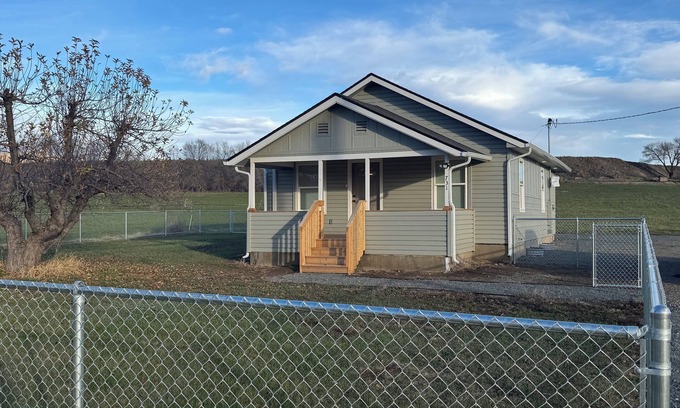 Yakima Casa | Charming 2-bedroom house with WiFi, AC in peaceful East Selah