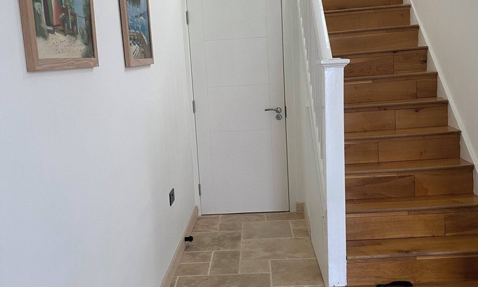Harrow Casa | Charming 2 bedroom in a house in peaceful Harrow on hill tube station, with WiFi