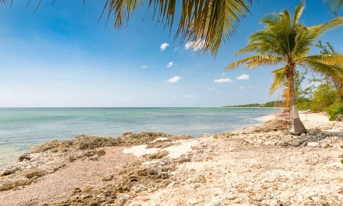 Bodden Town Condominio | Charming 2-bedroom condo with AC in Bodden Town
