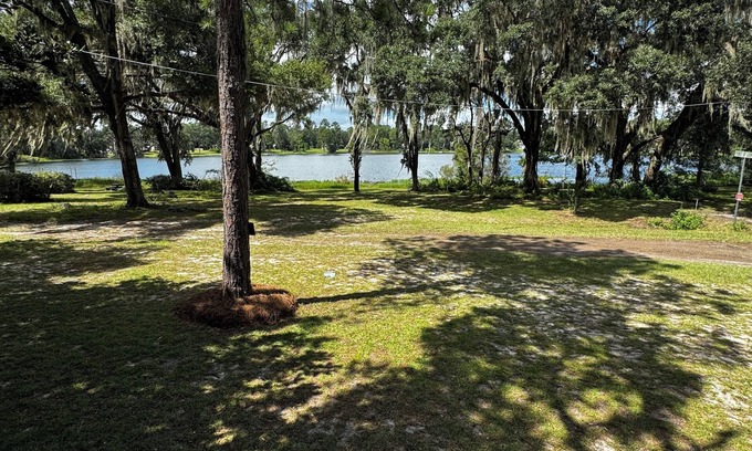 Lake Park Cabaña | Charming 2-bedroom lake front cottage in lovely Lake Park Georgia.