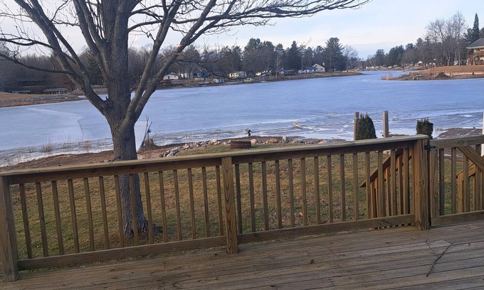 Gladwin Casa | Charming 2-bedroom lakefront house