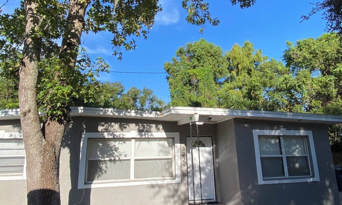 Northeast Orlando Casa | Charming 2-bedroom lakefront bungalow in Orlando