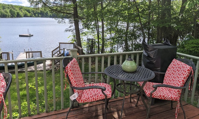 Roscoe Cabaña | Charming 2 Bedroom Lakefront Cottage in the Catskill Mountains
