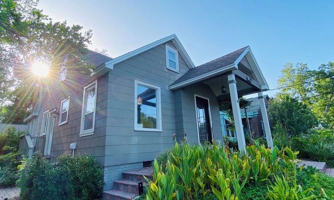 Lakeview Casa | Charming 2-bedroom Magnolia Cottage in serene East Hill with WiFi, AC