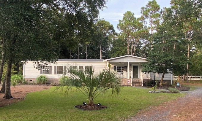 St. James Casa | Charming 2-bedroom mobile home with WiFi, AC in awesome Bolivia on Intracoastal