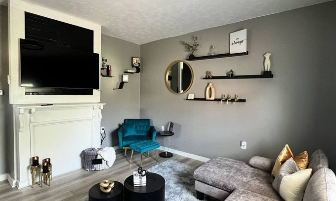 Near East Columbus Casa | Charming 2-Bedroom Modernized Historic Home in Columbus with AC, WiFi