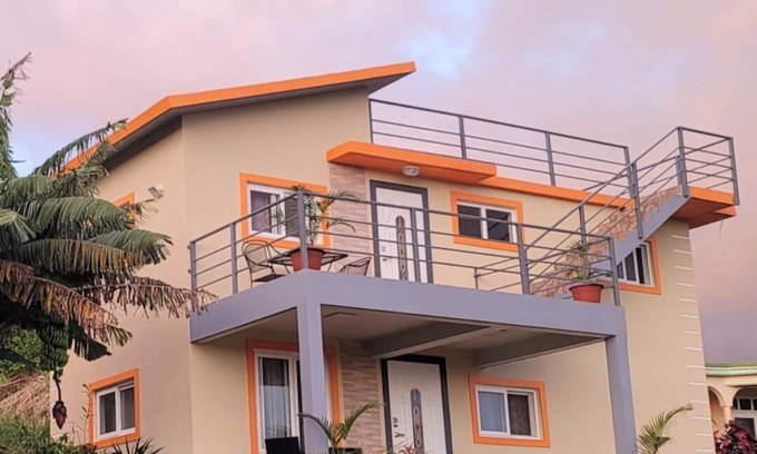 Barroui Casa | Charming 2-bedroom Mountain Tiny House in Cochrane with WiFi.