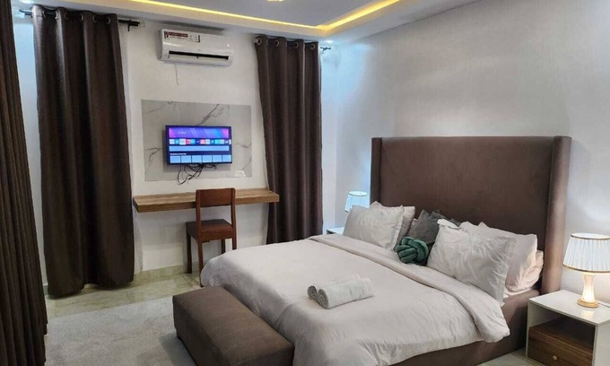 Ajah Casa | Charming 2-Bedroom Duplex Minute from LBS