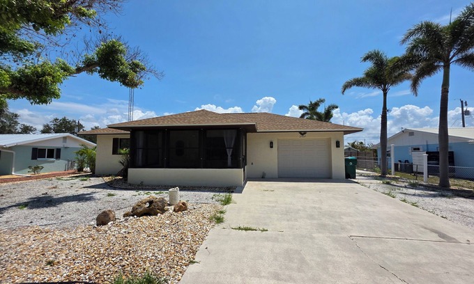 Englewood South Casa | Charming 2-bedroom pool house with WiFi in lovely Englewood, close to the beach.