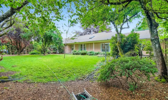 North Gresham Casa | Charming 2-bedroom single level house close to PDX, Edgefield and Mt Hood