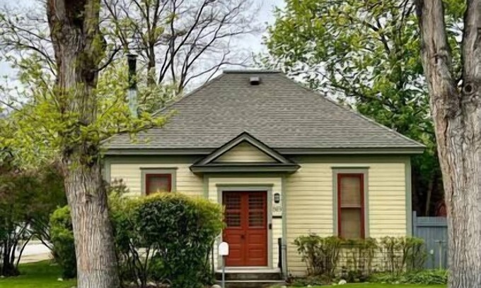 Hamilton Casa | Charming 2 bedroom, south side Hamilton home!