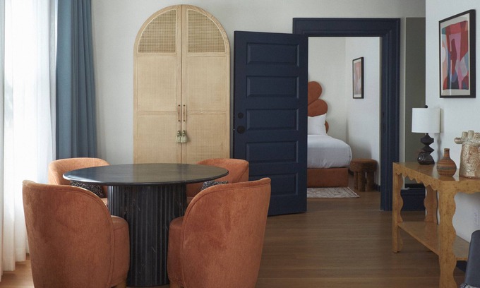Civic Core Hotel | Charming 2-bedroom Suite in Granger Hotel with Hot Breakfast Buffet