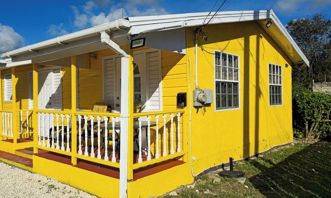 Graeme Hall Park Cabaña | Charming 2-bedroom Sunshine Cottage on south coast with WiFi, AC