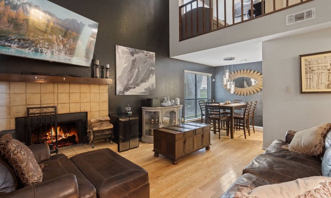 Woodlake - Briar Meadow Casa | Charming 2-bedroom townhome with WiFi and AC in brilliant Houston