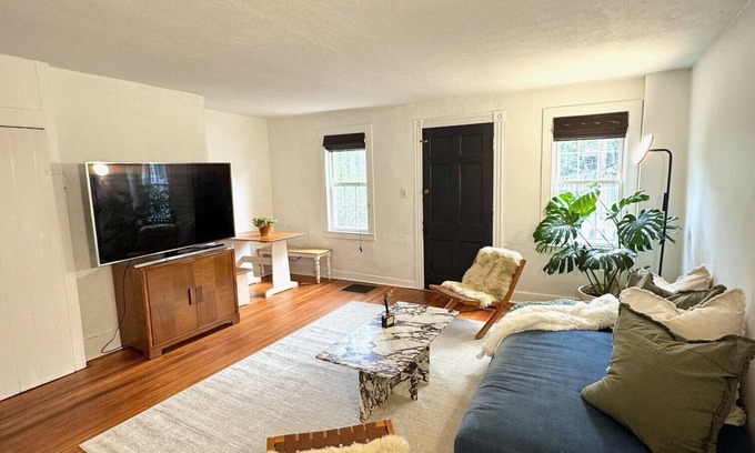Little York Apartamento | Charming 2-bedroom Twin private house in serene Milford