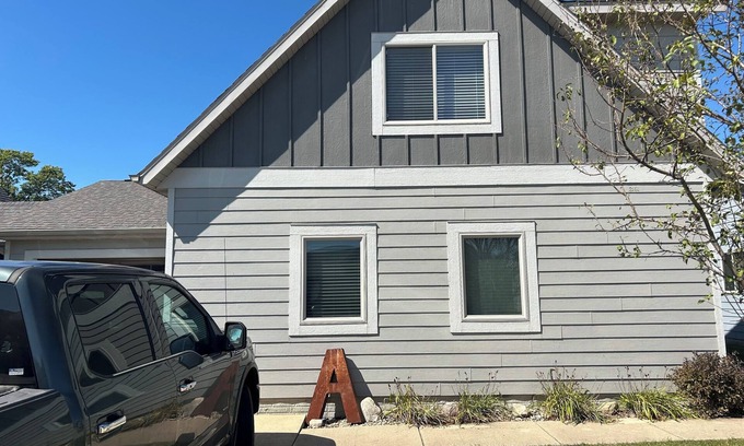 Spirit Lake Cabina | Charming 2-bedroom w/loft cabin with AC, WiFi in serene Arnolds Park/Bridges Bay