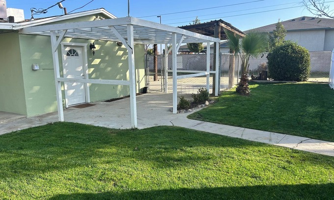 Greenacres Casa | Charming 2-bedroom house with WiFi, AC in welcoming Bakersfield