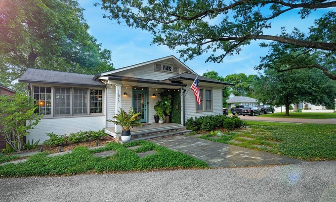 Mid City South Casa | Charming 2-bedroom in Garden District/Mid City Baton Rouge for 7 guests