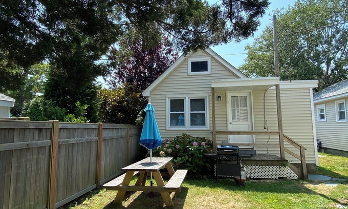 Beach Haven Cabaña | Charming 2-bedroom cottage in delightful Beach Haven