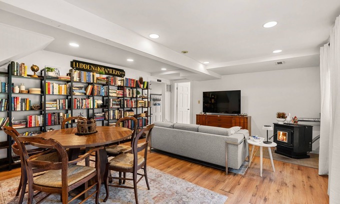 Bloomington Otro | Charming 2-bedroom farmhouse with WiFi and AC in fabulous Bloomington