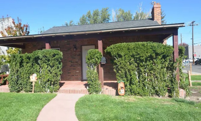 Carson City Casa | Charming 2-bedroom bungalow with WiFi, AC close to downtown & next to LA Bakery.