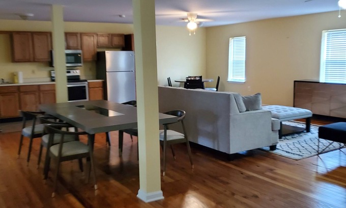Charles Town Apartamento | Charming 2-bedroom 2nd floor apartment with WiFi, AC in lovely Charles Town