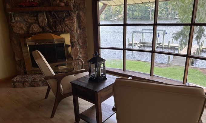 Chocowinity Casa | Charming 2-bedroom Waterfront House with private boat slip on Blount's Creek