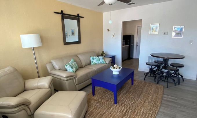 Cocoa Beach Apartamento | Charming 2-bedroom apartment with AC, WiFi in heart of downtown Cocoa Beach