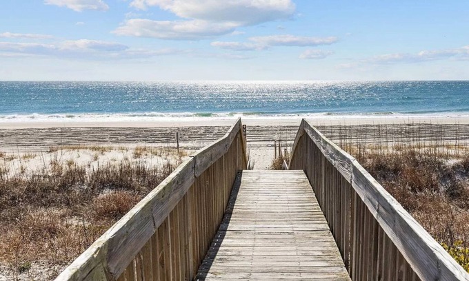 Emerald Isle Apartamento | Charming 2-bedroom Oceanside apartment in the heart of Emerald Isle