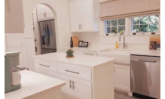 Gainesville Cabaña | Charming 2-bedroom Cottage in the City of Gainesville. Minutes from everything!!