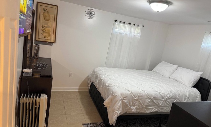 Glen Burnie Casa | Charming 2-bedroom house with fitness room and AC in Glen Burnie