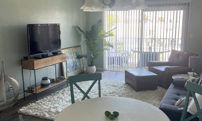 Ocean Side Village Condominio | Charming 2 bedroom BeachClub condo in Indialantic. Includes washer/dryer in unit