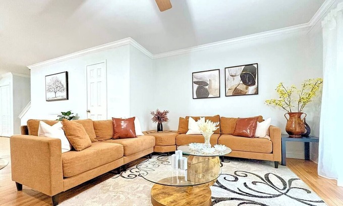 Sunbeam Casa | Charming 2-bedroom townhome in lovely Jacksonville with AC, WiFi