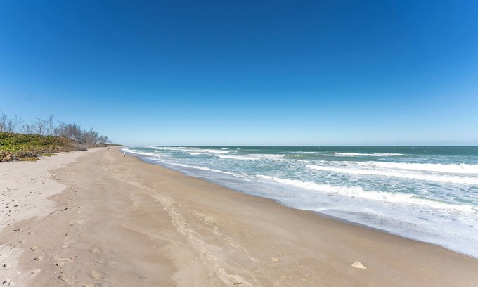 Hutchinson Island South Casa | Charming 2-bedroom, 2-bath beach house with private beach access, dog friendly.