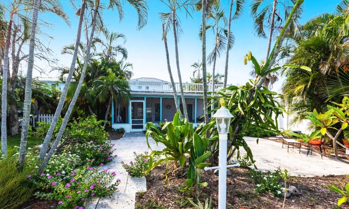 Longbeach Village Casa | Charming 2-bedroom house in gorgeous Longboat Key
