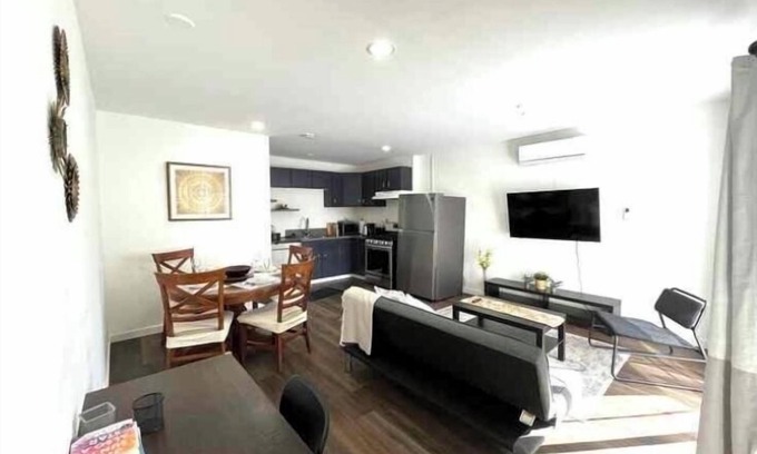 Palms Casa | Charming 2-Bedroom Guesthouse, Private, fully fenced Backyard, near Culver City!