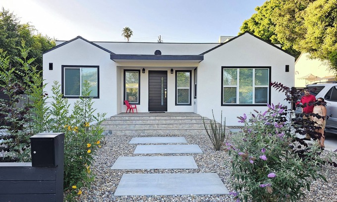 West Los Angeles Casa | Charming 2-bedroom house in peaceful neighborhood ✨️